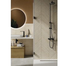 Moderne badkamer met douche, wastafel, spiegel en houten onderkast