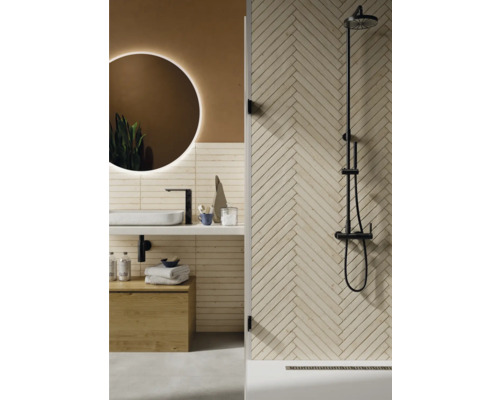 Moderne badkamer met douche, wastafel, spiegel en houten onderkast