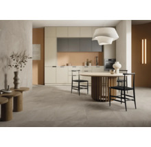 Lichte ruimte met keuken, eettafel en stoelen.