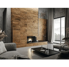 Lichte woonkamer met betegelde wand, open haard en moderne meubels.