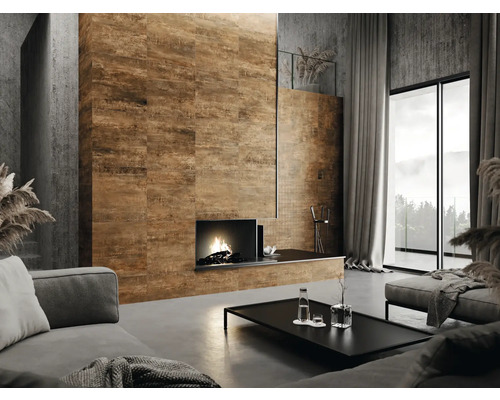Lichte woonkamer met betegelde wand, open haard en moderne meubels.