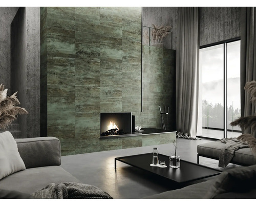 Moderne woonkamer met open haard en wandtegels met steeneffect voor een stijlvolle ambiance