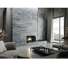 Moderne woonkamer met open haard, betegelde muren en minimalistische inrichting