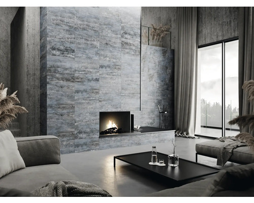 Woonkamer met bank, salontafel, open haard en wandtegels in modern design.