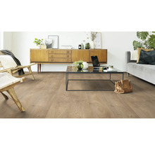 Woonkamer met lichte houten vloer, dressoir, bank en salontafel.