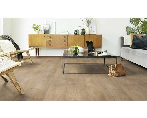 Woonkamer met lichte houten vloer, dressoir, bank en salontafel.