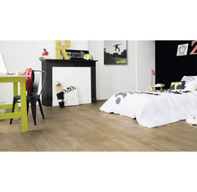 Moderne tienerkamer met houten vloer, bureau en bed