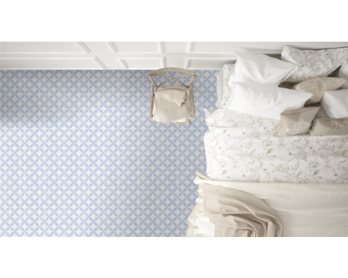 Kamer met vinylvloer met patroon, bed en stoel