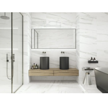 Moderne badkamer met douche, dubbele wastafel, spiegel en marmeren tegels
