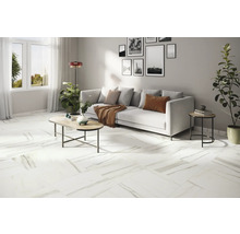 Lichte woonkamer met tegelvloer in marmerlook, bank, tafel en decoratie