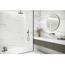Moderne badkamer met marmeren tegels, douche en wastafelmeubel met spiegel