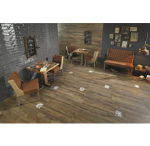 Interieur met houten vloertegels en zithoek