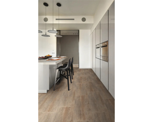 Lichte eetkamer met houten vloer en kookeiland