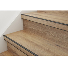 Trap met houten decor en trapkantprofiel