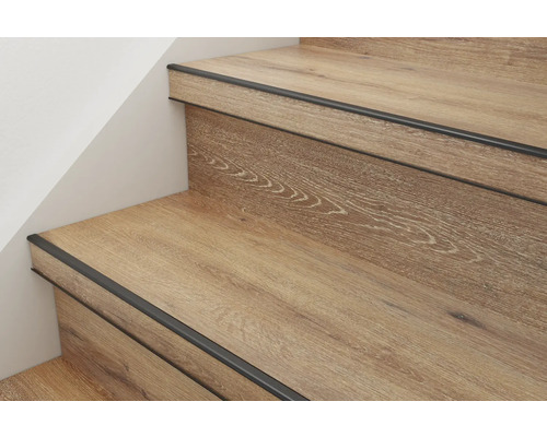 Trap met houten decor en trapkantprofiel