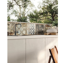 Buitenkeuken met spoelbak, kraan en decoratieve tegelachterwand
