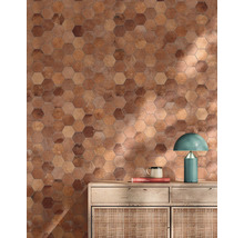 Wanddecoratie met zeshoekige tegels in verschillende aardetinten boven een dressoir
