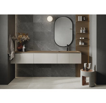 Moderne badkamer met wastafel, spiegel, opbergplanken en grijze wandtegels in marmerlook.