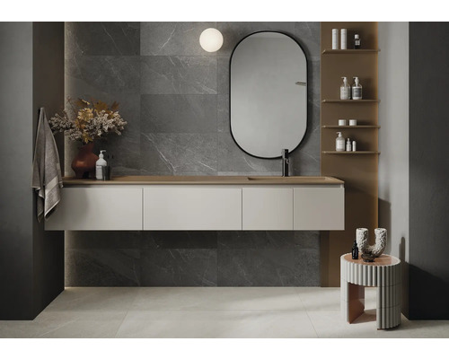 Moderne badkamer met wastafel, spiegel, opbergplanken en grijze wandtegels in marmerlook.