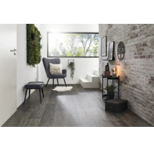 Moderne woonkamer met fauteuil, kruk en decoratieve elementen