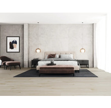 Slaapkamer met bed, nachtkastjes, tapijt en decoraties