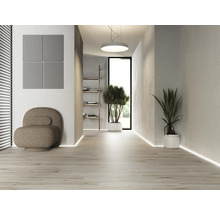 Lichte hal met stoelen, wandpanelen en planten