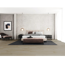 Slaapkamer met tweepersoonsbed, nachtkastjes, vloerkleed en zitmeubels