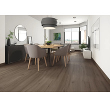 Lichte eetkamer met houten vloer, eettafel en stoelen
