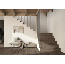 Interieur met houten trap, bank en decoratie