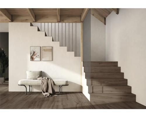 Interieur met houten trap, bank en decoratie