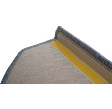 Detail van een trap met tapijt en montagetape.
