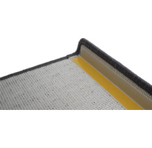 Detailopname van een trapmat met plakstrip voor bevestiging.