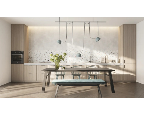 Lichte keuken met eettafel, stoelen, bank en hanglampen