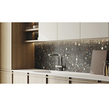 Moderne keuken met spoelbak, kraan en mozaïektegels als spatbescherming