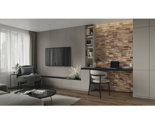 Moderne woonkamer met televisie, fauteuil en houten wandbekleding