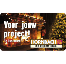Kersttafereel met een brandende open haard en versierde kerstboom, inclusief het Hornbach logo en promotie voor de Hornbach cadeaukaart.
