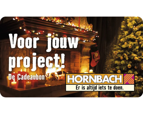 Kersttafereel met een brandende open haard en versierde kerstboom, inclusief het Hornbach logo en promotie voor de Hornbach cadeaukaart.