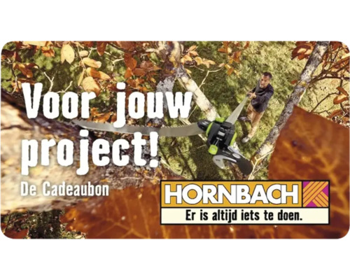 Hornbach Cadeaubon met een tuinman die een takkenzaag op steel gebruikt in een boom.