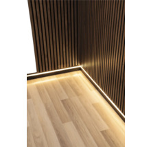 Interieur met houten panelen en LED-verlichting op de vloer