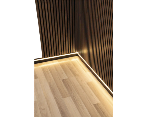 Interieur met houten panelen en LED-verlichting op de vloer