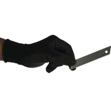 Hand met handschoen houdt een afbreekmes vast