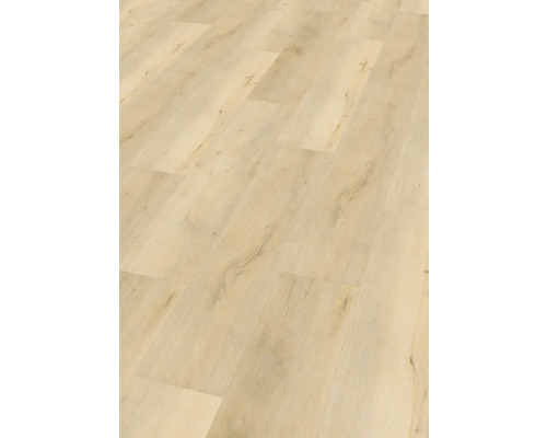 Gelegde lichte laminaatvloer met houtlook.