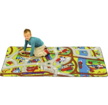 Kind speelt op een speelkleed met straten- en spoorwegmotieven.