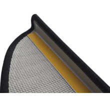 Detailopname van een traptrede met tapijt en plakstrip voor bevestiging