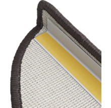 Detail van een trap met tapijt en bevestigingsstrips