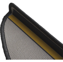 Detailopname van een trapmat van tapijt met plakstrips voor bevestiging