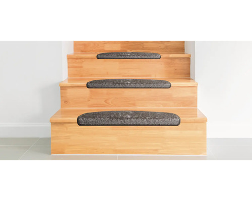 Houten trap met trapmatten van tapijt