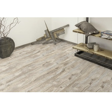 Interieur met lichte houten vloer, decoratie en rek