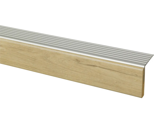Trapkantprofiel van hout met metalen strips