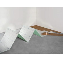 Scene met installatie van laminaatvloer, contactgeluidsisolatie, tape en gereedschap.
